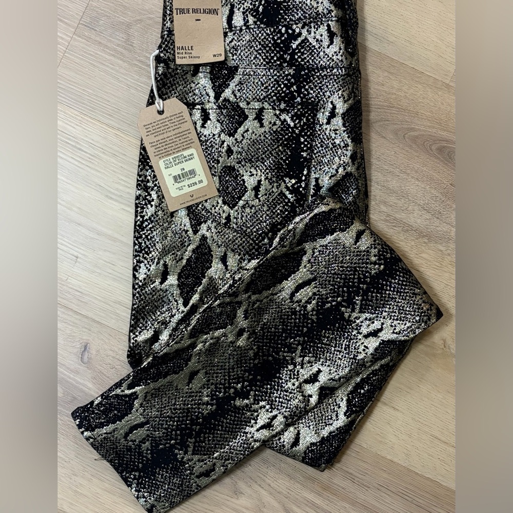 NWT | True Religion | Women’s Size 29 | Halle Mid Rise | Super Skinny Jeans